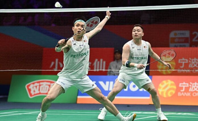 Bintang badminton Malaysia Aaron Chia-Soh Wooi Yik mara ke suku akhir Terbuka Singapura. (Foto: AFP)
