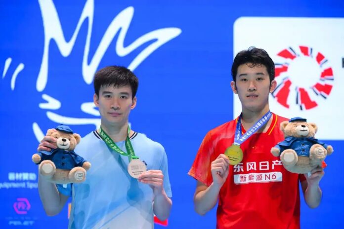 Hu Zhe An dan Kantaphon Wangcharoen bergambar bersama semasa majlis anugerah pada kejohanan badminton Terbuka Macau 2026. (Foto: Xinhua)