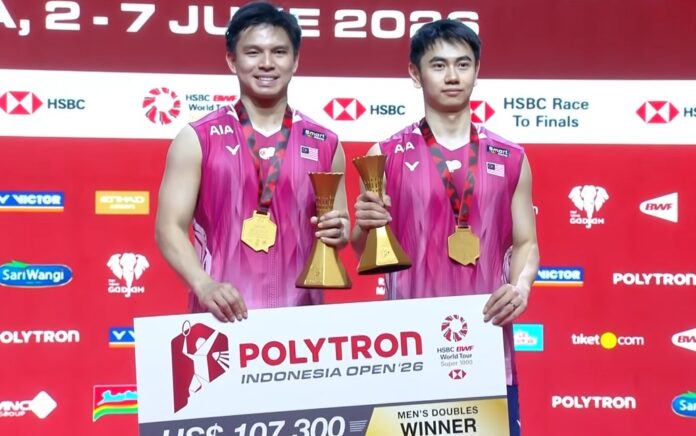 Goh Sze Fei dan Nur Izzuddin Rumsani bergambar bersama trofi mereka selepas memenangi gelaran beregu lelaki badminton Terbuka Indonesia 2026 di Jakarta. (Foto: BWF)