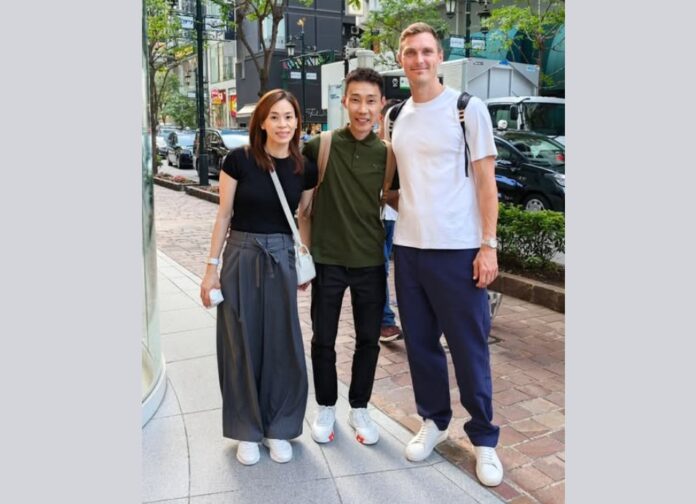 Lee Chong Wei dan isterinya, Wong Mew Choo, bertemu Viktor Axelsen secara mengejut di jalan-jalan Tokyo, Jepun. (Foto: Facebook Lee Chong Wei)