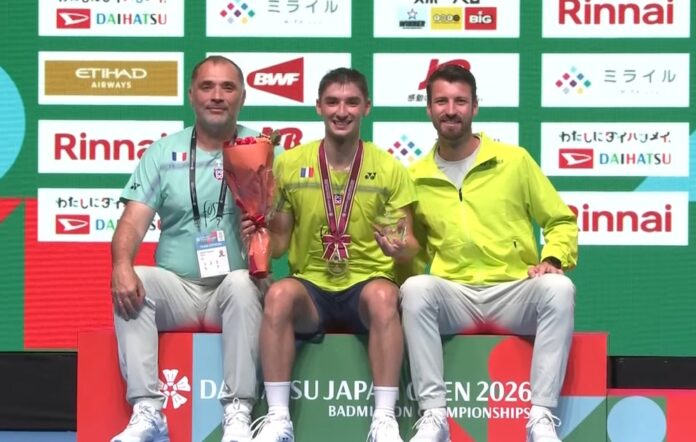 Christo Popov bergambar bersama bapa dan jurulatihnya (kiri), dan seorang lagi jurulatih semasa majlis anugerah badminton Terbuka Jepun. (Foto: BWF)