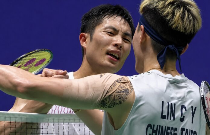 Chou Tien Chen berjabat tangan dengan Lin Chun-Yi selepas menewaskan rakan senegaranya pada separuh akhir badminton Terbuka China 2026. (Foto: AFP)