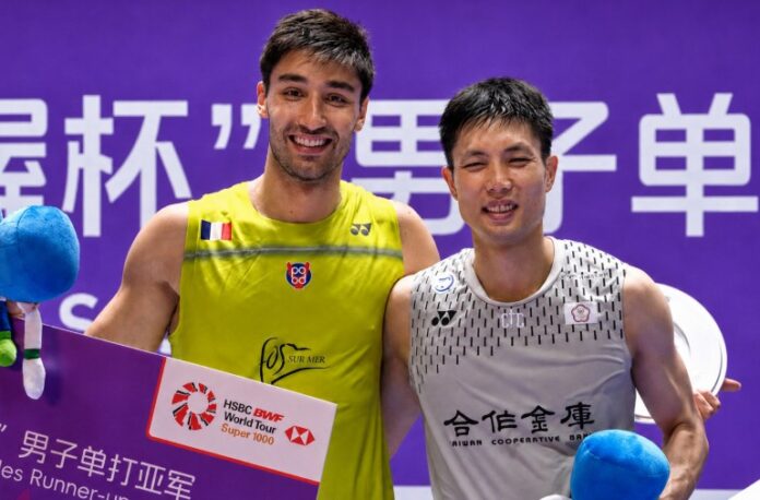 Chou Tien Chen berkongsi podium dengan Toma Junior Popov semasa majlis anugerah perseorangan lelaki Terbuka China 2026.